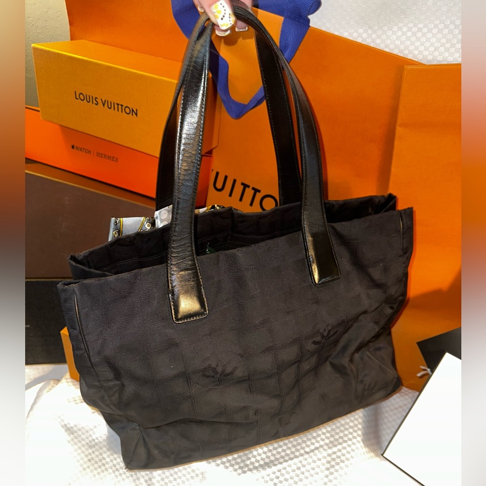 Chanel Travel Line Black Logo embossed Tote Bag. Twilly/Scarf. Charm. Dust Bag - Picture 7 of 12